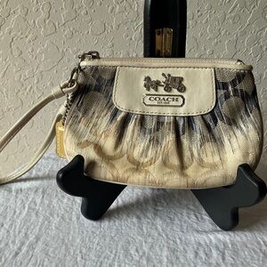 Coach: Cream & Black Hombre Patterned Wristlet- flaws